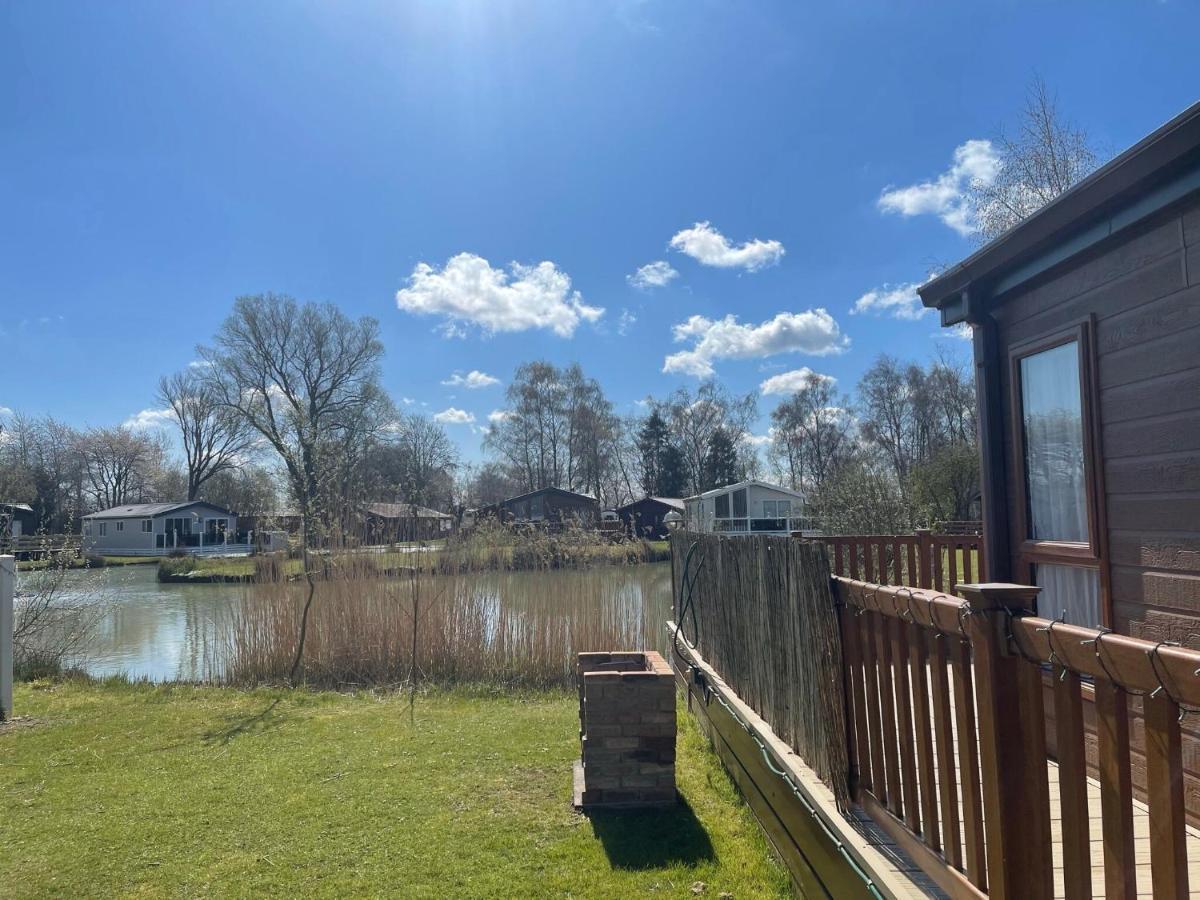 Luxury Lakeside Lodge L1 With Hot Tub Situated At Tattershall Lakes Country Park Exteriör bild