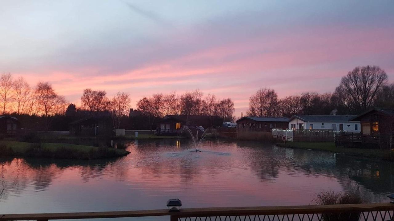 Luxury Lakeside Lodge L1 With Hot Tub Situated At Tattershall Lakes Country Park Exteriör bild