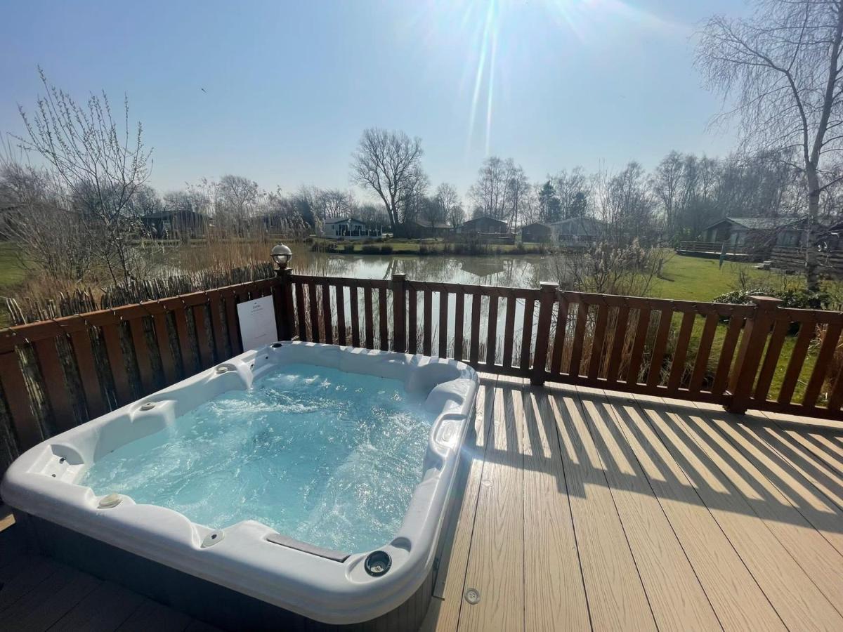 Luxury Lakeside Lodge L1 With Hot Tub Situated At Tattershall Lakes Country Park Exteriör bild