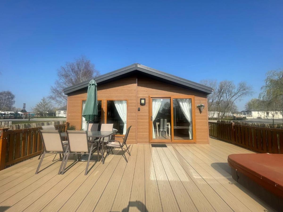 Luxury Lakeside Lodge L1 With Hot Tub Situated At Tattershall Lakes Country Park Exteriör bild