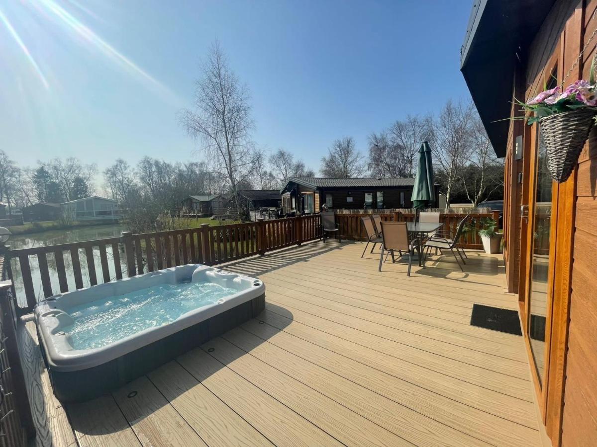 Luxury Lakeside Lodge L1 With Hot Tub Situated At Tattershall Lakes Country Park Exteriör bild