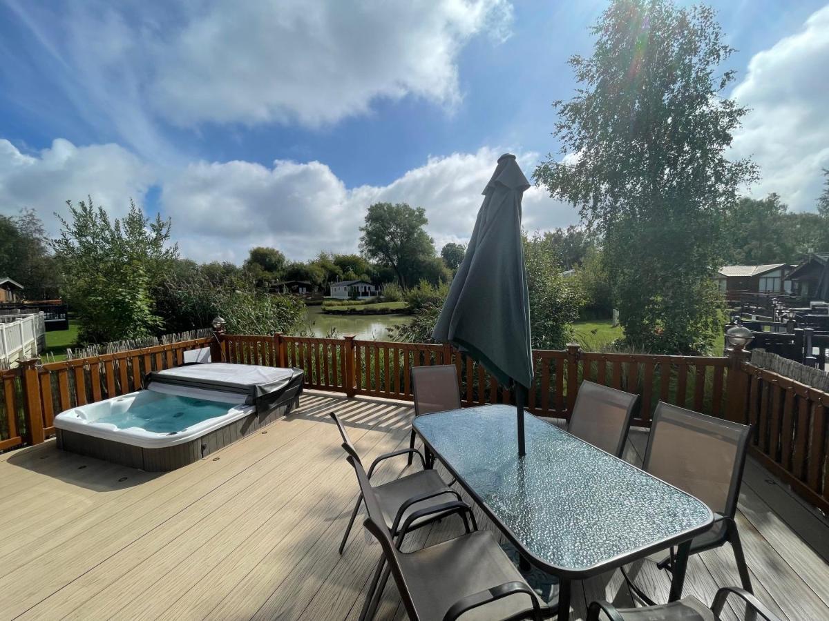 Luxury Lakeside Lodge L1 With Hot Tub Situated At Tattershall Lakes Country Park Exteriör bild
