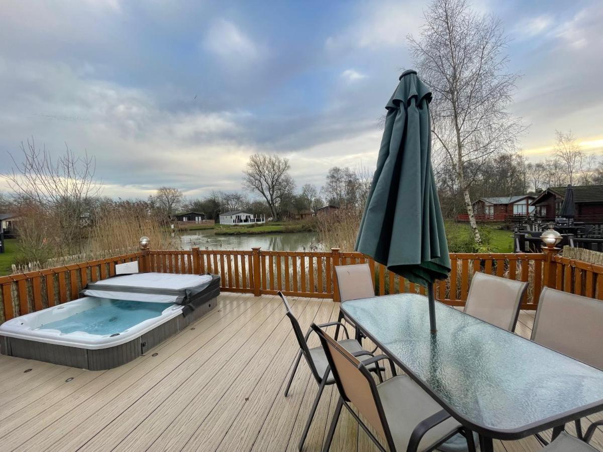 Luxury Lakeside Lodge L1 With Hot Tub Situated At Tattershall Lakes Country Park Exteriör bild
