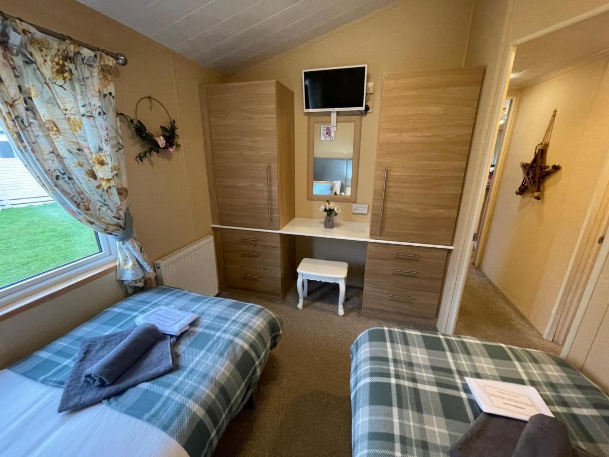 Luxury Lakeside Lodge L1 With Hot Tub Situated At Tattershall Lakes Country Park Exteriör bild