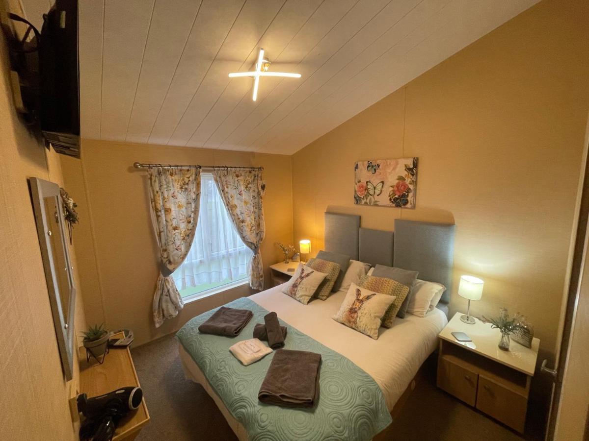 Luxury Lakeside Lodge L1 With Hot Tub Situated At Tattershall Lakes Country Park Exteriör bild