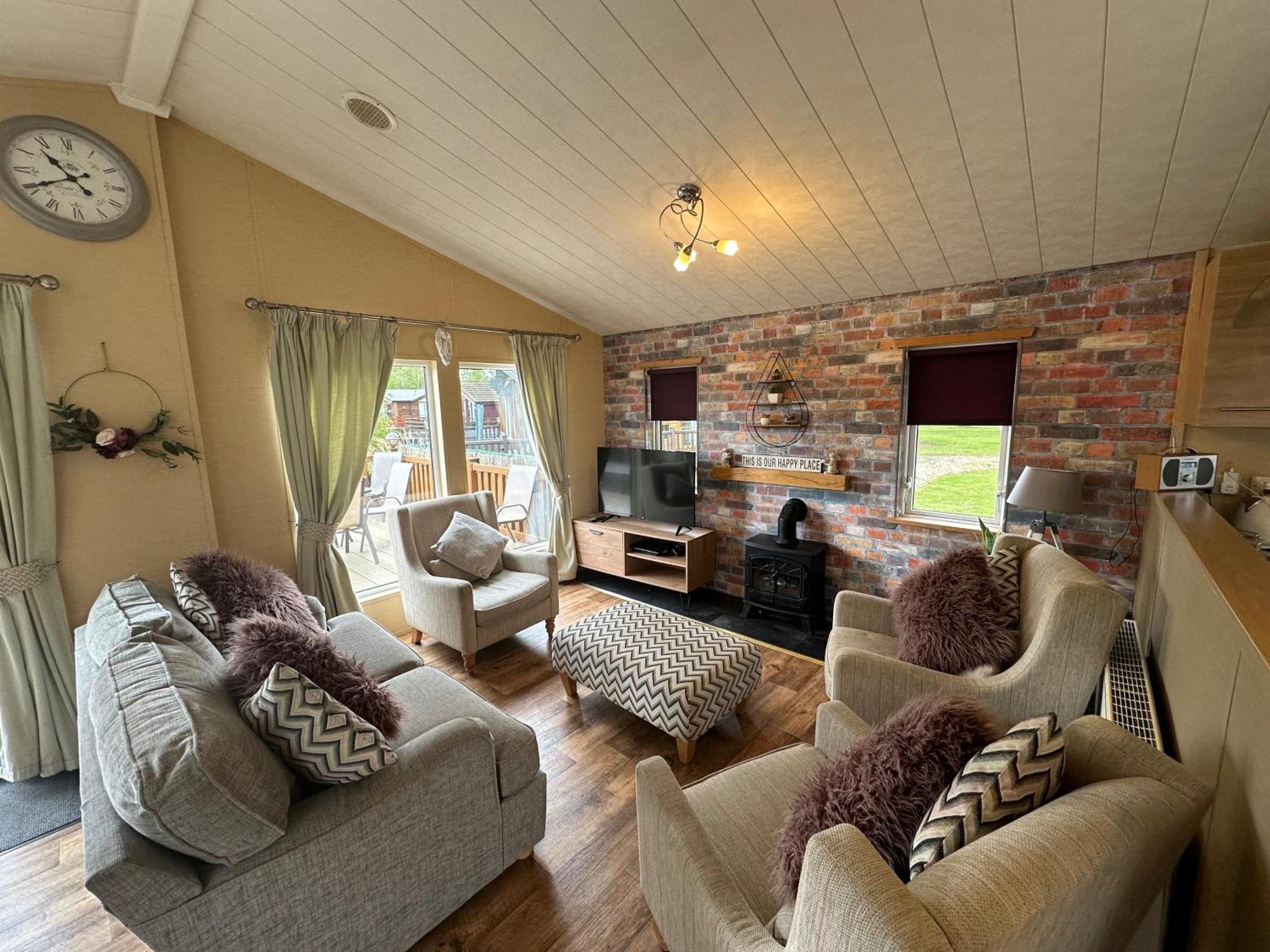 Luxury Lakeside Lodge L1 With Hot Tub Situated At Tattershall Lakes Country Park Exteriör bild