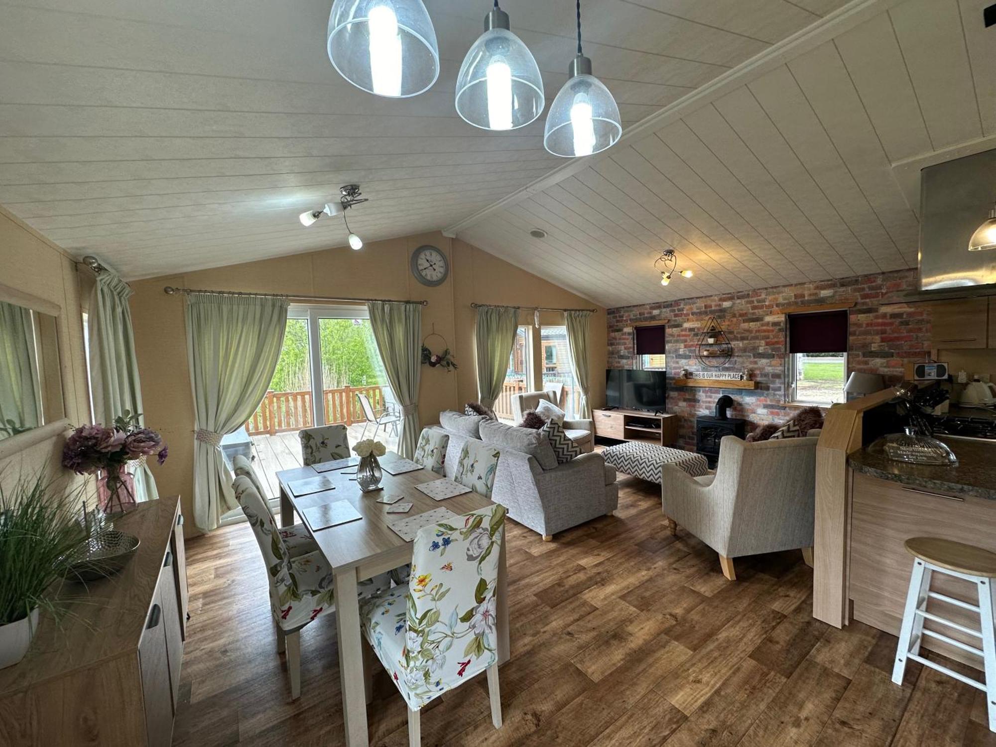 Luxury Lakeside Lodge L1 With Hot Tub Situated At Tattershall Lakes Country Park Exteriör bild