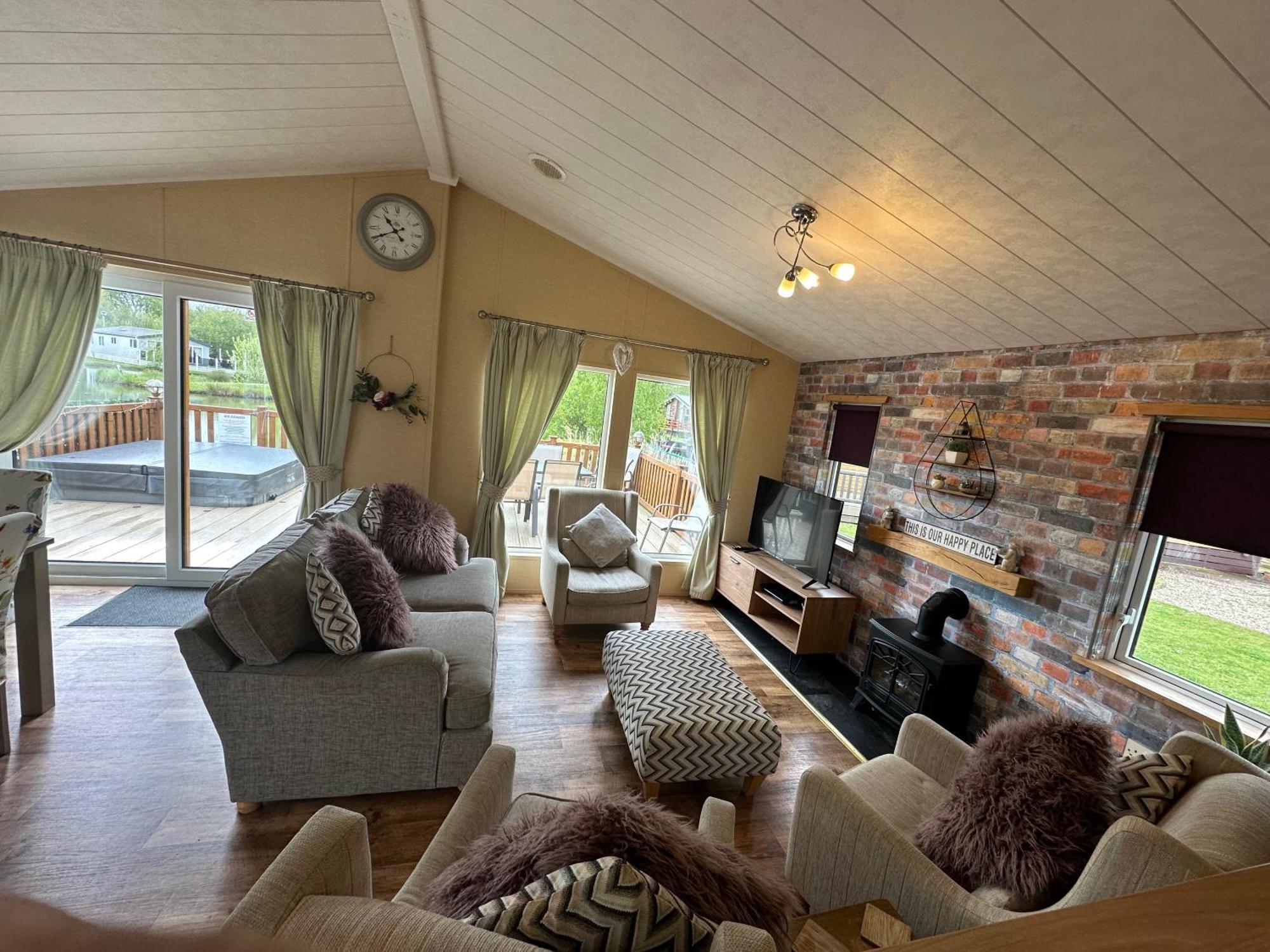 Luxury Lakeside Lodge L1 With Hot Tub Situated At Tattershall Lakes Country Park Exteriör bild